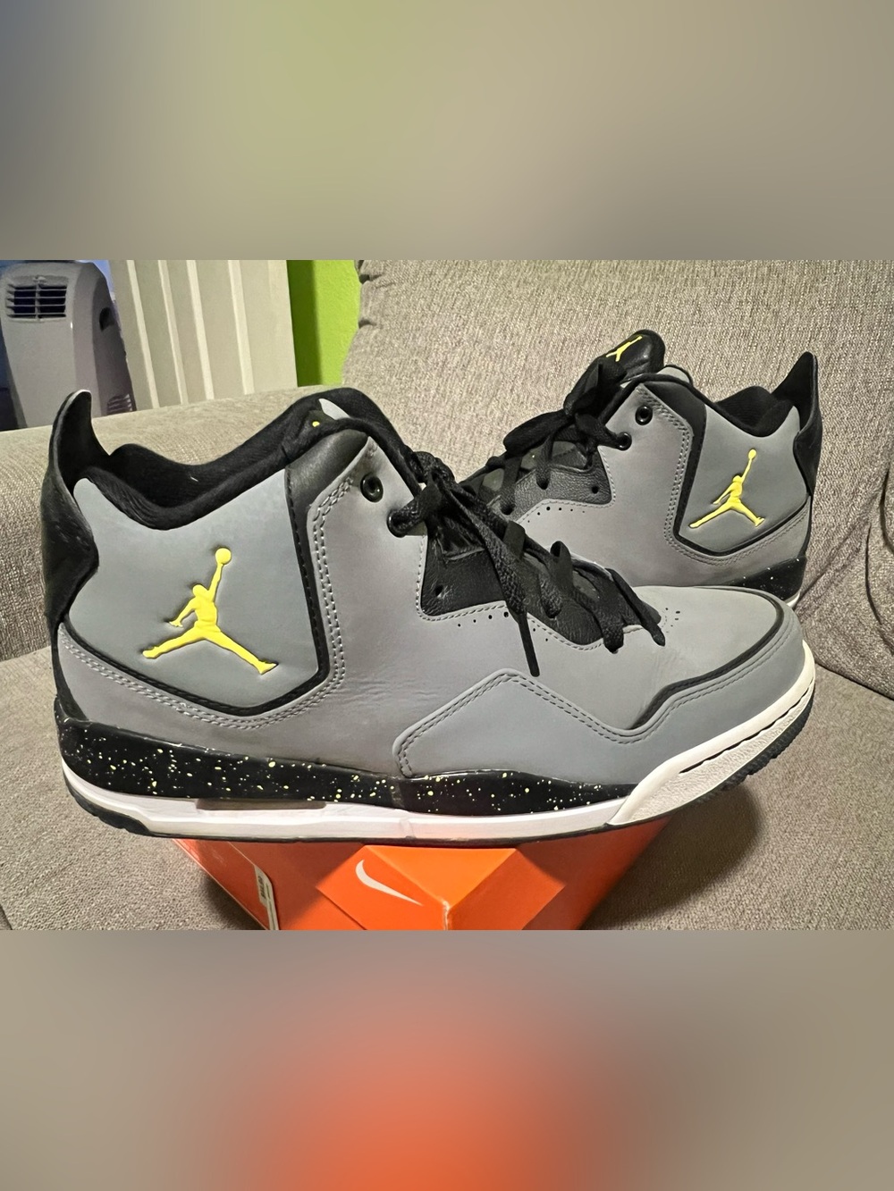 Jordan Courtside Flight - Cool Grey/Sonic Yellow
